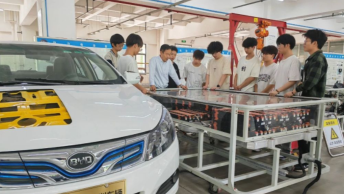 學生沒畢業(yè)，就被知名車企預定了
