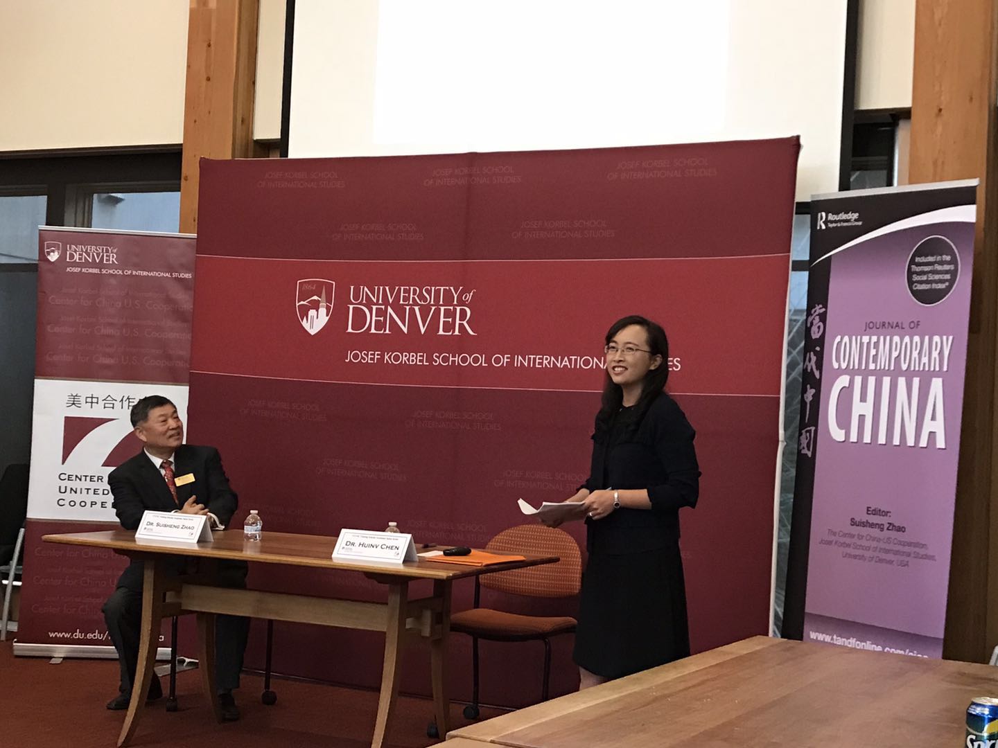 在丹佛大學(xué)開(kāi)講座，旁邊主持人是我的導(dǎo)師趙穗生教授.jpeg