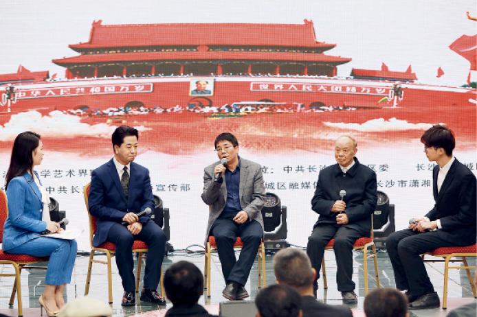 2019年4月13日，聶茂（中）在《共和國英雄》大型詩歌朗誦會后接受采訪   攝影_王智曦.png
