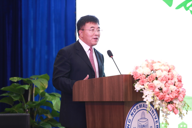 北京師范大學校長助理、未來教育學院院長鄭國民主持開幕式.jpg