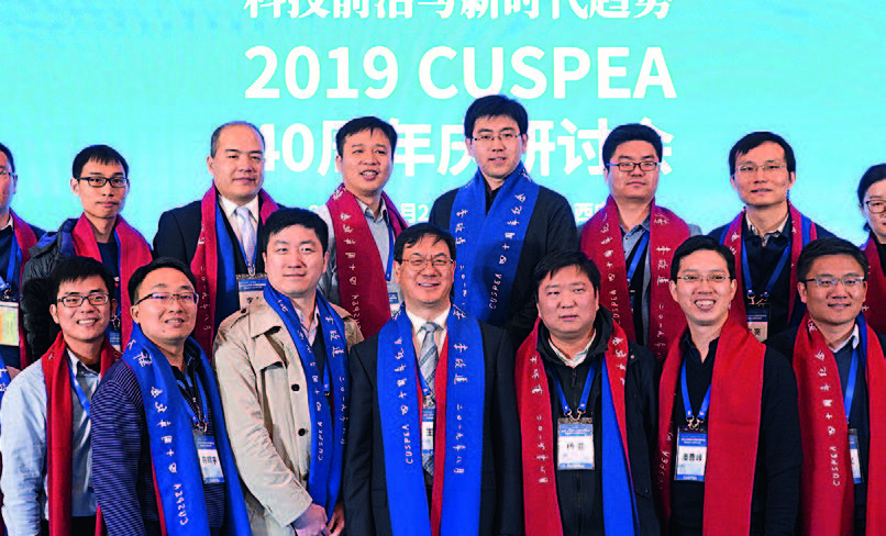 CUSPEA學人王中林院士（前排左四）和他的學生們.jpg