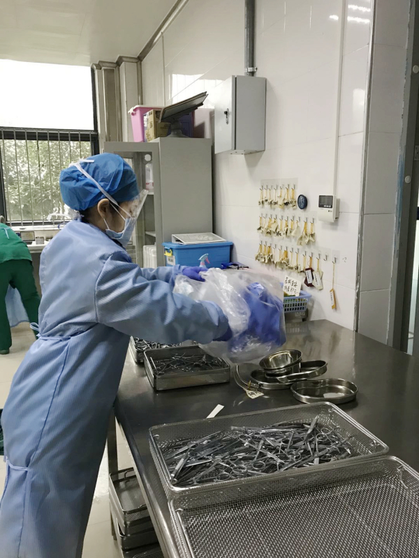 8.【默默無聞的消毒人】梨園醫(yī)院消毒供應中心的史育紅醫(yī)生正在清理器械。消毒供應中心擔負著醫(yī)療器材的清洗、包裝、消毒滅菌和供應工作，疫情期間，每天都有大量的器械運往消毒供應中心進行反復消毒，史育紅的工作量大增，為了確保質(zhì)量和供應，她常常一站就是幾個小時。（附屬梨園醫(yī)院）.jpg