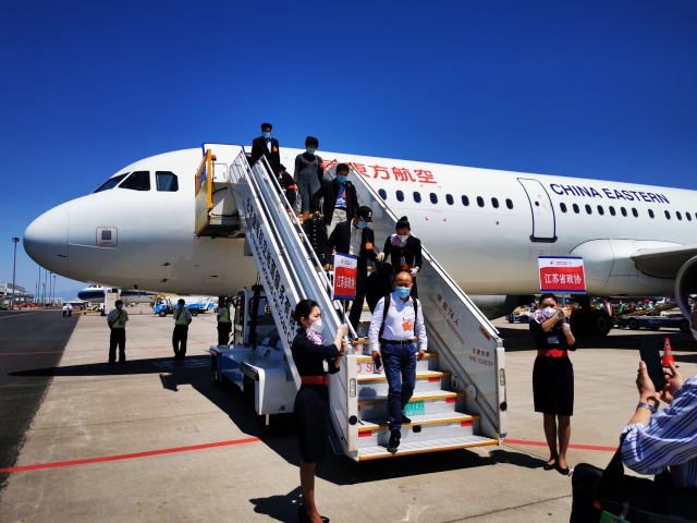 5月19日，江蘇省政協(xié)代表團(tuán)專機(jī)赴京。唐江澎委員攝 (2).jpg