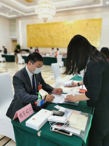 5月20日，政協(xié)會場簽到。唐江澎委員攝2.jpg