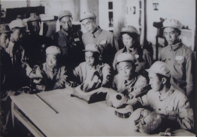 1950年石河子大學學生在解剖學實驗室學習.jpg