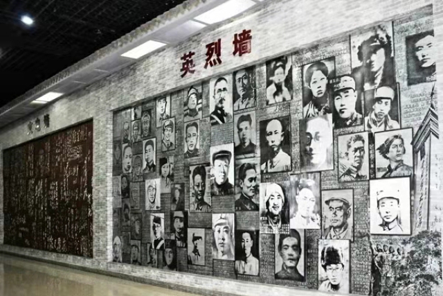 這是晉綏邊區(qū)革命紀(jì)念館的英烈墻，總導(dǎo)演第一次采風(fēng)時(shí)被強(qiáng)烈震撼，一定要把這面墻還原到舞臺(tái)上，讓后人深深的緬懷和銘記。演員們到達(dá)后，一致要求先到紀(jì)念館參觀學(xué)習(xí)。.jpg