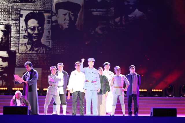 站在烈士們?cè)?jīng)以鮮血和生命捍衛(wèi)的土地上，演員們飽含深情和感恩地再現(xiàn)了舞臺(tái)版的朗誦劇《呂梁英雄譜》，向先烈致敬，給后人啟迪。.jpg