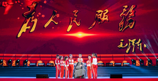 表演藝術(shù)家喬榛老師和興縣一二〇師學(xué)校的孩子們演繹《為人民服務(wù)的故事》，這個(gè)故事在短短2天內(nèi)，他不知道給孩子們講了多少遍了。.jpg