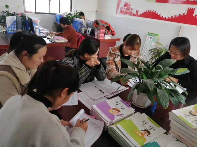 1 鄭莊小學教師集體備課。（王燕杰 攝）.jpg