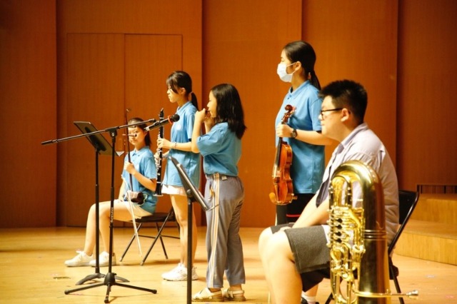 閉營儀式結(jié)束后，各族青少年還開展了聯(lián)歡活動(dòng)，同學(xué)們表演了維吾爾族舞蹈、蒙古族群舞、民族樂器演奏、歌曲合唱等節(jié)目.jpg