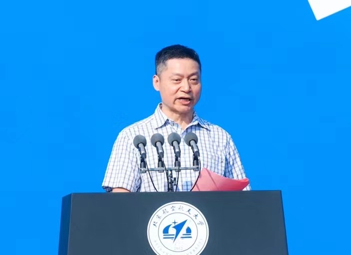 長(zhǎng)征三號(hào)甲系列和重型運(yùn)載火箭總指揮、北航1982級(jí)發(fā)動(dòng)機(jī)系本科生、1986級(jí)飛行器設(shè)計(jì)與應(yīng)用力學(xué)系研究生岑拯作為校友代表致辭.jpg