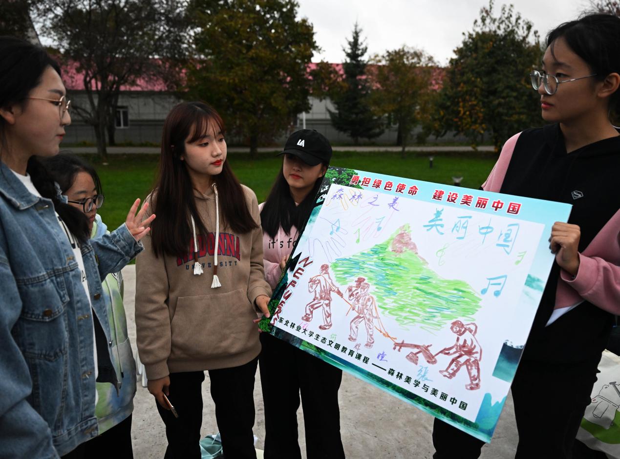 同學們在森林里上了開學第一堂實踐課。（學校供圖）.jpg
