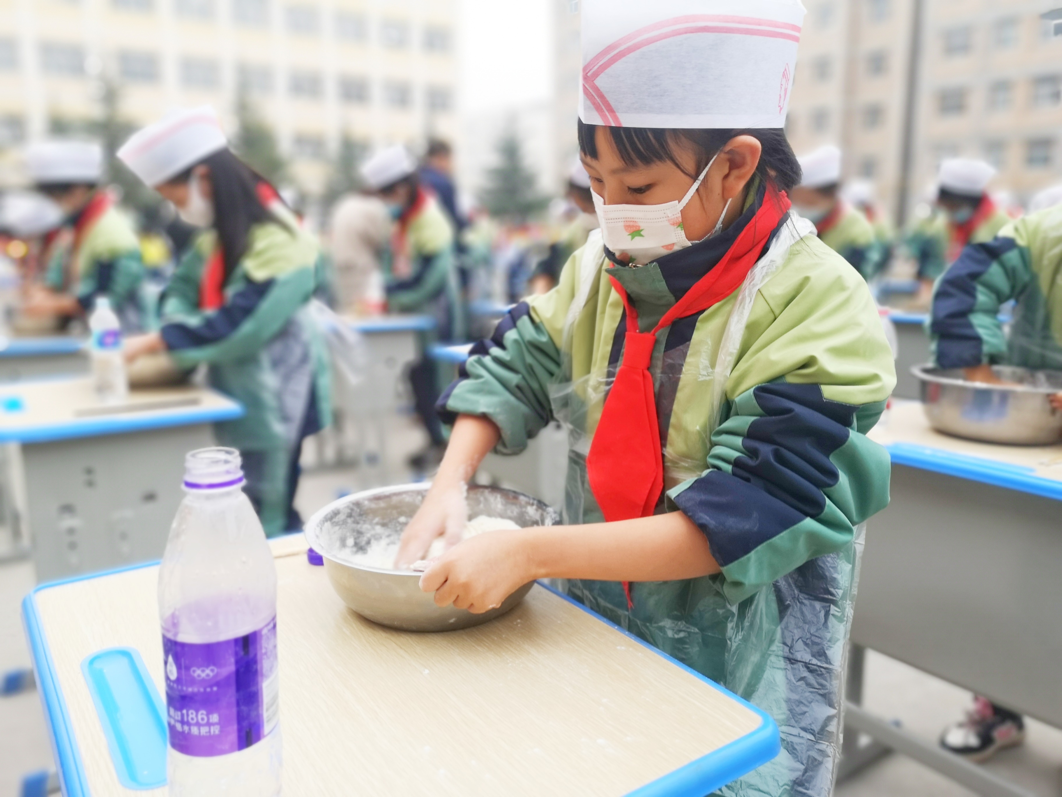 2022年11月8日，甘肅省華亭市實(shí)驗(yàn)小學(xué)學(xué)生在勞動(dòng)教育技能展示活動(dòng)中比賽“和面”。.jpeg