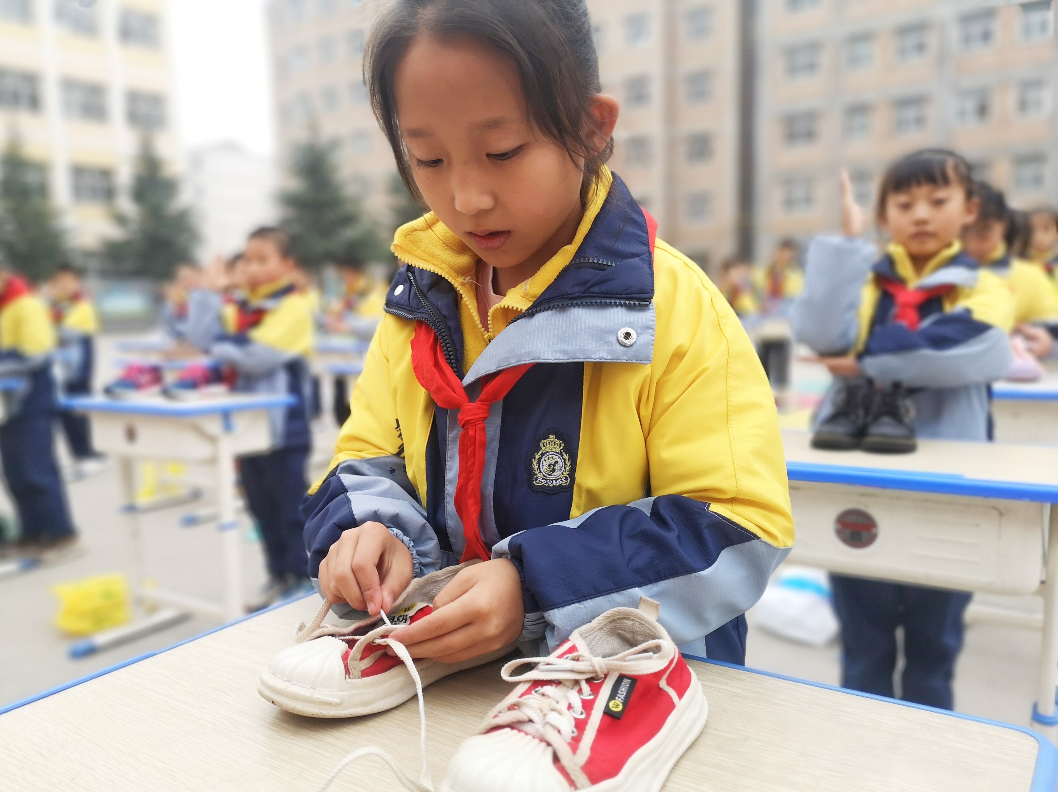 2022年11月8日，甘肅省華亭市實(shí)驗(yàn)小學(xué)學(xué)生在勞動(dòng)教育技能展示活動(dòng)中比賽系鞋帶。.jpeg
