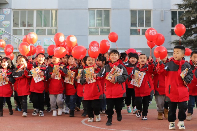 01——2月19日，甘肅省平?jīng)鍪嗅轻紖^(qū)西大街小學(xué)教育集團(tuán)，學(xué)生們領(lǐng)取到新課本后在校園里高興地奔跑。.JPG