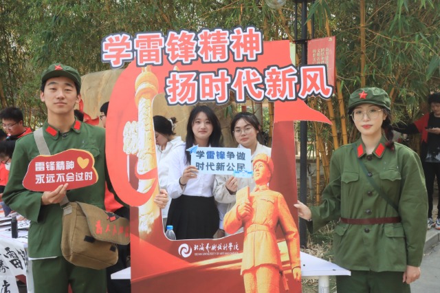 直播活動(dòng)現(xiàn)場(chǎng)打卡拍照。北海藝術(shù)設(shè)計(jì)學(xué)院供圖.jpg
