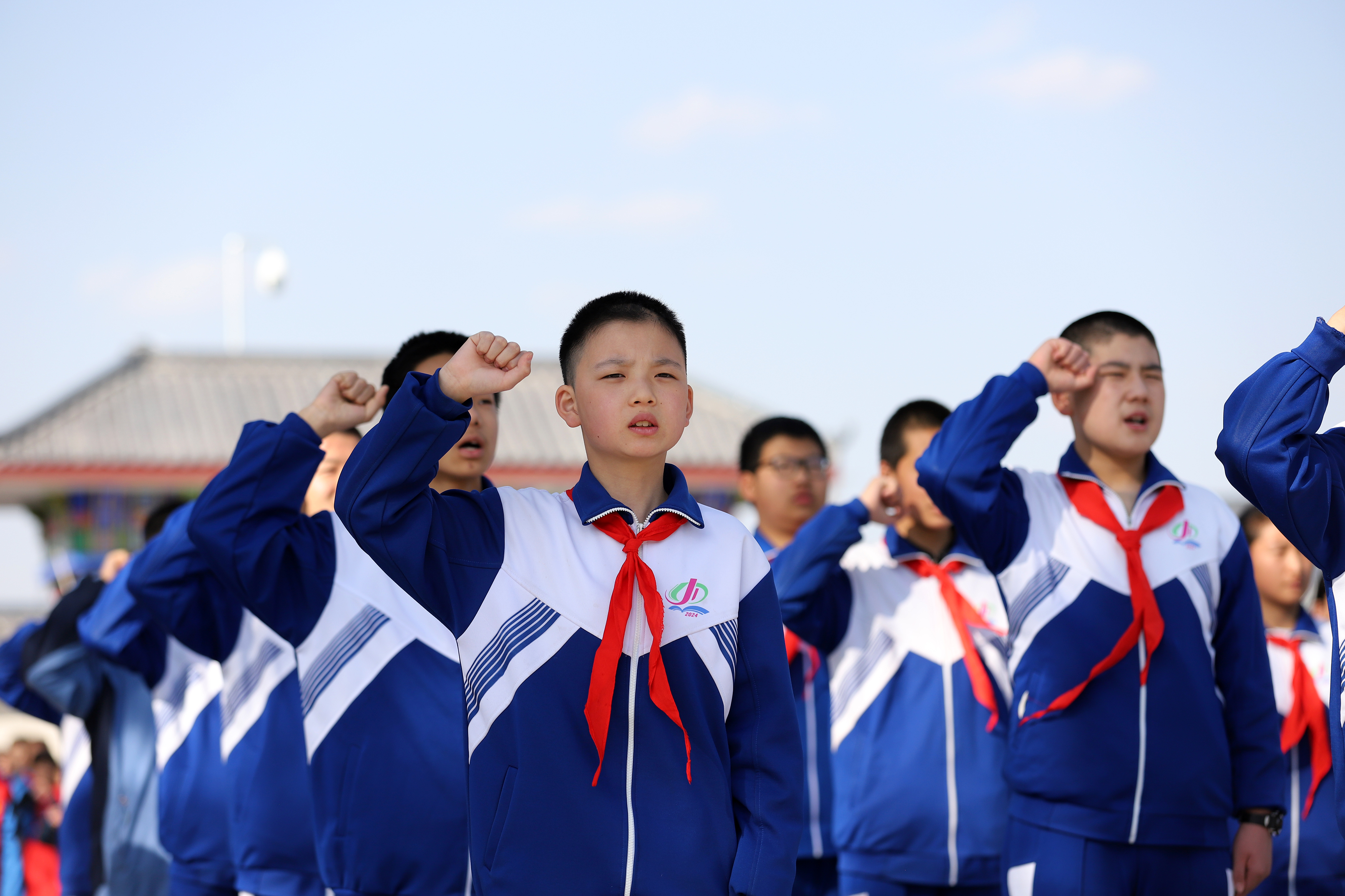 04——3月29日，甘肅省平?jīng)鍪械谒闹袑W(xué)學(xué)生在平?jīng)鍪辛沂苛陥@紀(jì)念碑重溫入團(tuán)、入隊(duì)誓詞。.JPG