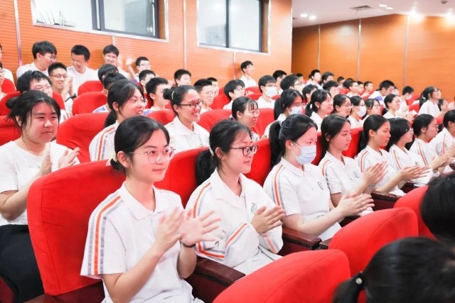 報(bào)告會(huì)現(xiàn)場(chǎng)。學(xué)校供圖.jpg