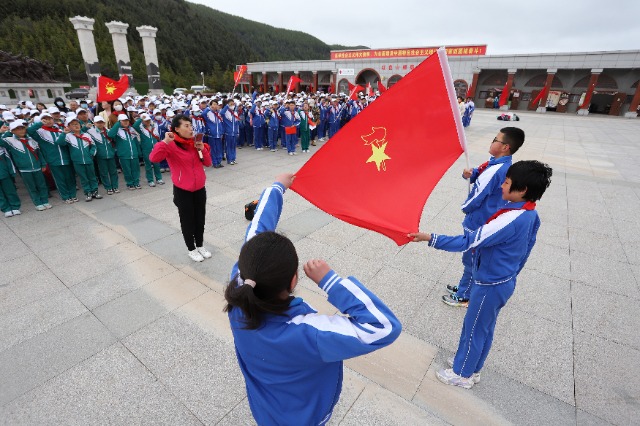 09——5月26日，甘肅省平?jīng)鍪嗅轻紖^(qū)西大街小學教育集團在六盤山紅軍長征紀念館舉行少先隊員入隊儀式。.JPG
