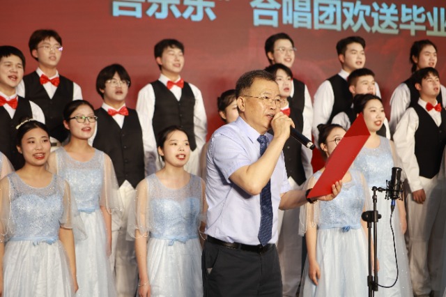 學(xué)校畢業(yè)典禮現(xiàn)場。張植攝.jpg