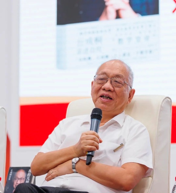 活動中的丘成桐先生。學(xué)校供圖.jpg