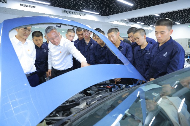 宣講團成員在北電科汽車工程學院交流參觀。學校供圖。.jpg