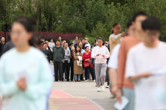 07——6月7日，在甘肅省平?jīng)鍪械谖逯袑W(xué)考點(diǎn)，家長們目送考生進(jìn)入考場。.JPG