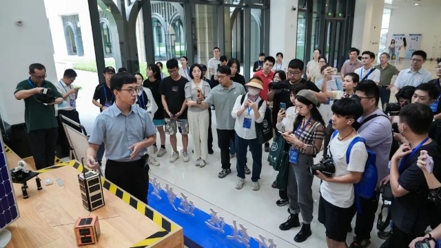 中山大學(xué)深圳校區(qū)航空航天學(xué)院教師介紹學(xué)生立方星項(xiàng)目。學(xué)校供圖.jpg