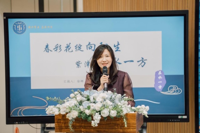 在水一方小學(xué)校長徐娜做介紹。學(xué)校供圖.jpg