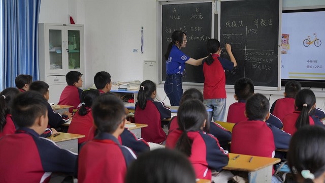 暑期實(shí)踐團(tuán)隊(duì)在當(dāng)?shù)剡M(jìn)行支教。學(xué)校供圖.jpg