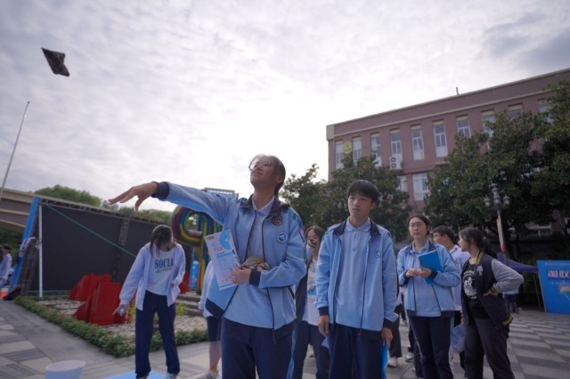 寧波經貿學校學生在體驗生涯嘉年華活動 學校供圖1.jpg