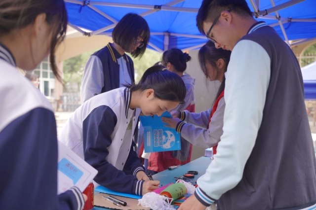 寧波經貿學校學生在體驗生涯嘉年華活動 學校供圖3.jpg