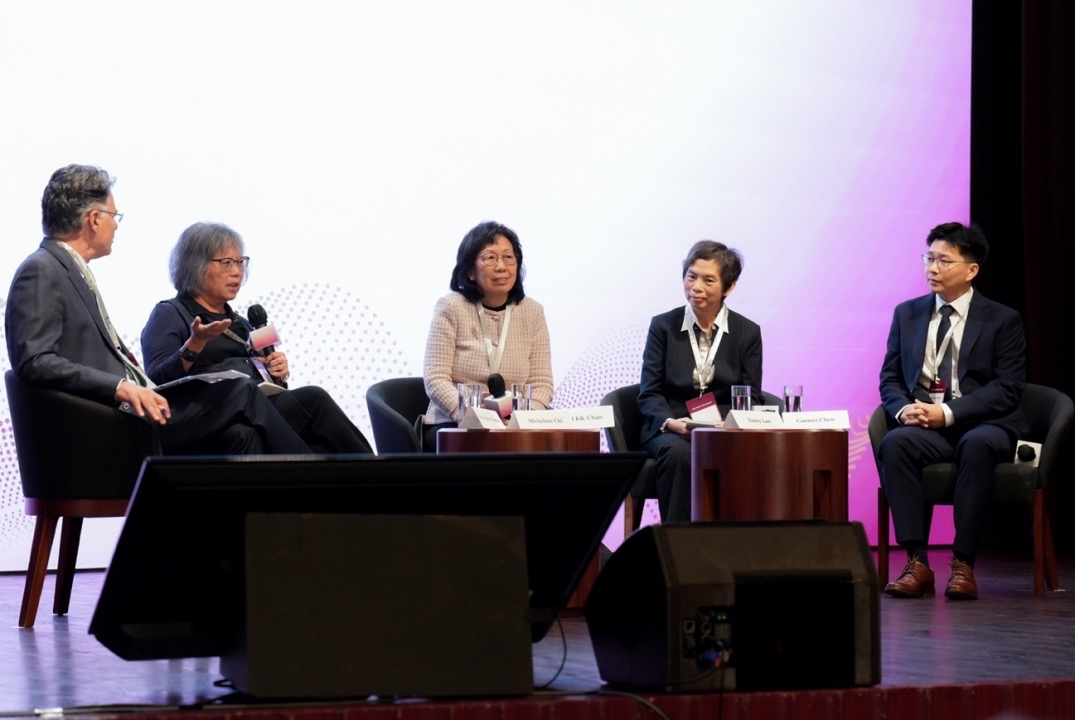 2023年一丹教育研究獎得獎者季清華教授（左二），與來自香港大學的教授（右一至三）在“以學生為中心的教學：如何將理論付諸實踐”小組討論中發(fā)言?；顒臃焦﹫D。.jpg