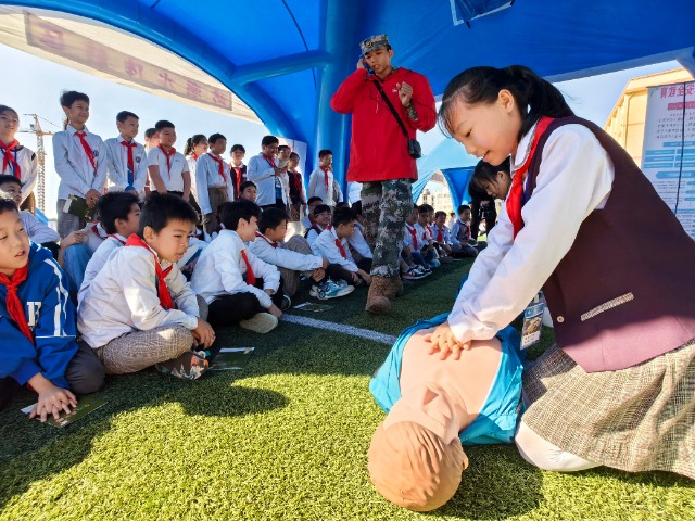 學(xué)生在教官指導(dǎo)下進(jìn)行心肺復(fù)蘇全流程實(shí)踐。.jpg