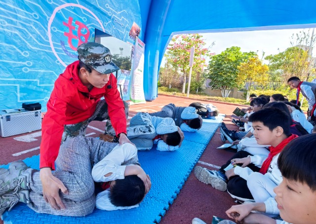 教官向?qū)W生傳授校園安全防踩踏知識(shí)。.jpg