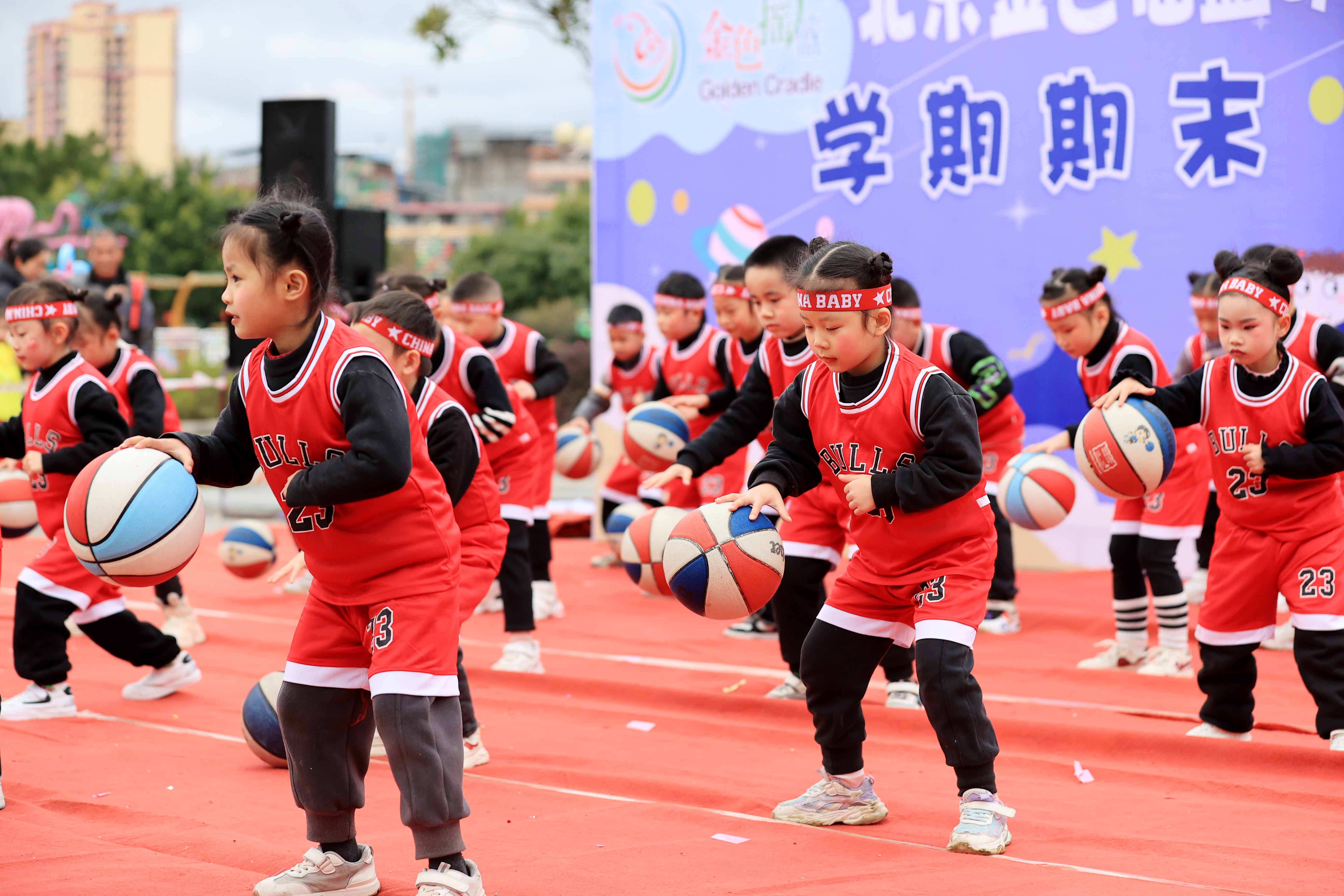 圖2：1月20日，在廣西柳州市融安縣長(zhǎng)安廣場(chǎng)，小朋友在寒冬里展示籃球操。（譚凱興 攝）.JPG