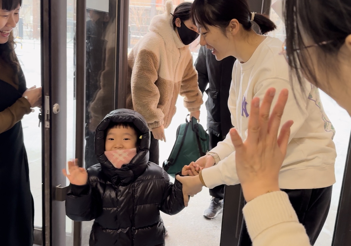 綠園區(qū)第三實(shí)驗(yàn)幼兒園  早晨入園時(shí)，孩子開心地和老師打招呼（綠園區(qū)教育局供圖）.jpg