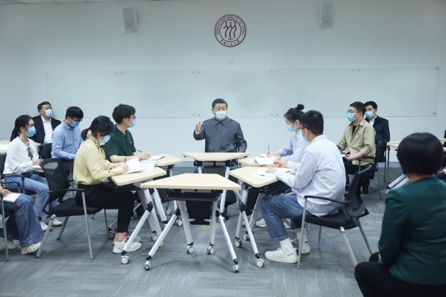 2022年4月25日，習(xí)近平總書記來到中國(guó)人民大學(xué)考察調(diào)研。這是總書記在立德樓觀摩思政課智慧教室現(xiàn)場(chǎng)教學(xué)并參與討論。