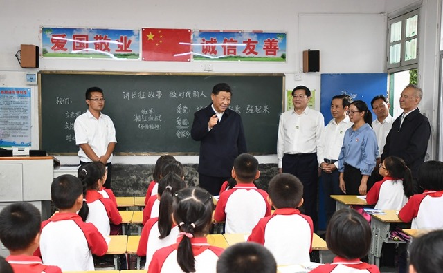 2020年9月16日，習(xí)近平總書記在湖南省郴州市汝城縣文明瑤族鄉(xiāng)第一片小學(xué)，同正在上思政課的同學(xué)們親切交流。