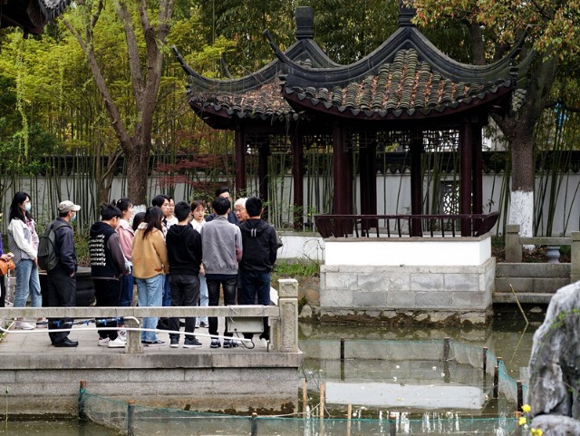 2021年3月30日，在上海交通大學(xué)南蘇園的“微型洱海”旁，孔海南教授為學(xué)生們打造“沉浸式”思政課。