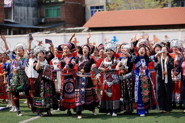 圖1：4月9日，在廣西柳州市融安縣實(shí)驗(yàn)小學(xué)校園，師生們?cè)谶M(jìn)行山歌對(duì)唱。（譚凱興 攝）.JPG