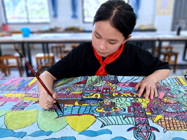 融水苗族自治縣融水鎮(zhèn)苗家小鎮(zhèn)小學(xué)學(xué)生在畫中國(guó)重彩畫。 (1).jpg