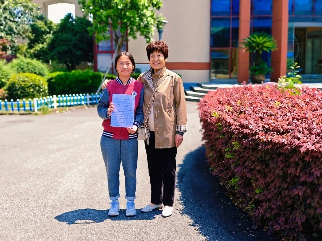 黃女士（右）來(lái)校表達(dá)感謝，并與沈博妍合影 學(xué)校供圖.jpg