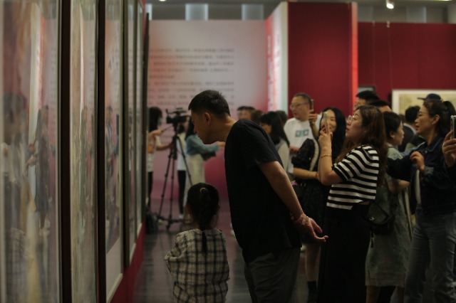 參觀者駐足欣賞中小學(xué)美術(shù)教師作品?；顒?dòng)方供圖.jpg