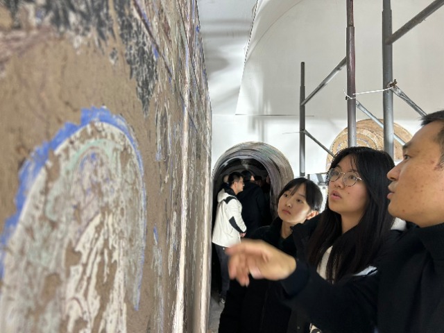 同學(xué)們跟著師傅“造石窟”。學(xué)校供圖