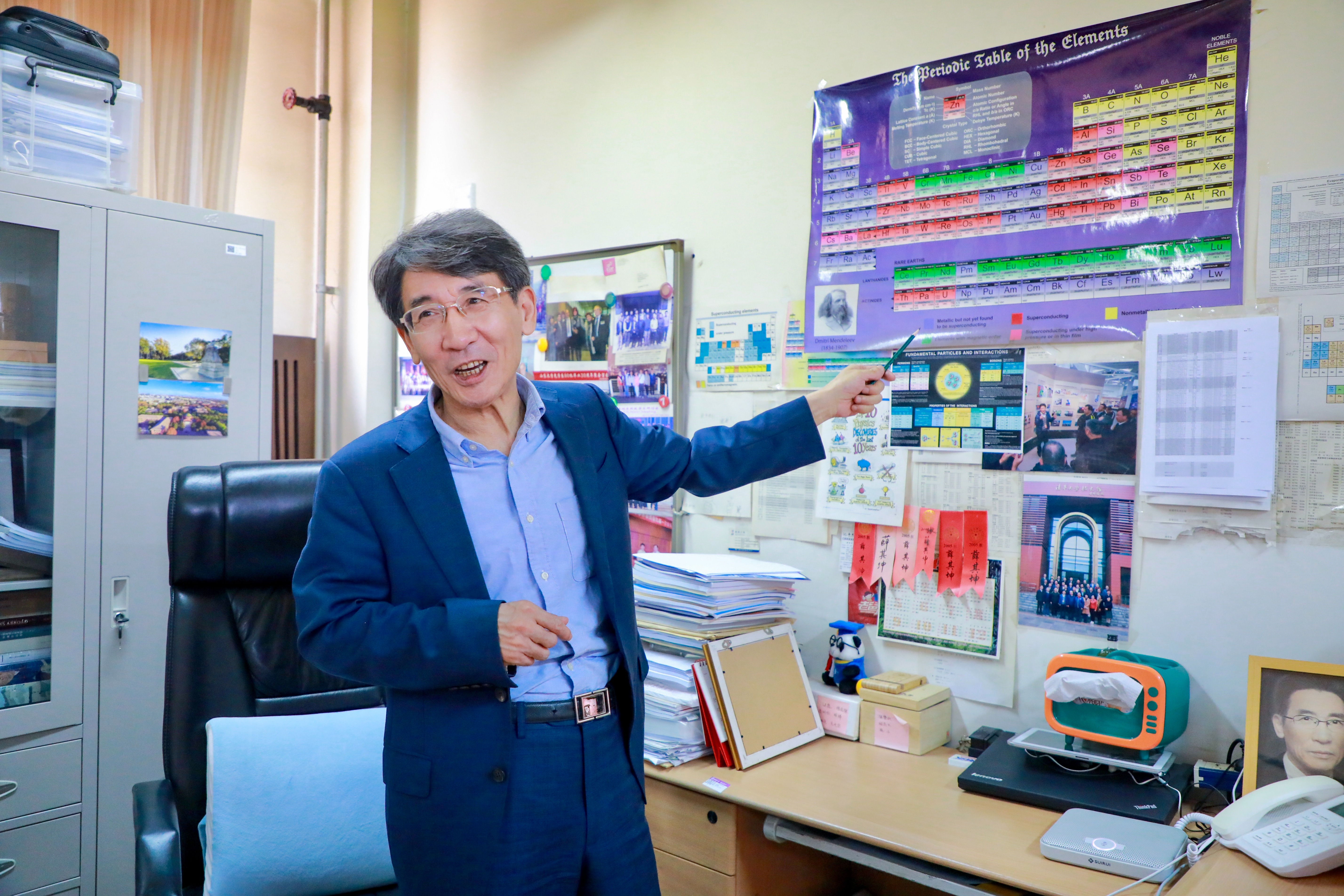 中國科學(xué)院院士、清華大學(xué)教授、南方科技大學(xué)校長薛其坤正在給學(xué)生講解科學(xué)知識(shí)。（南方科技大學(xué)供圖）.jpg