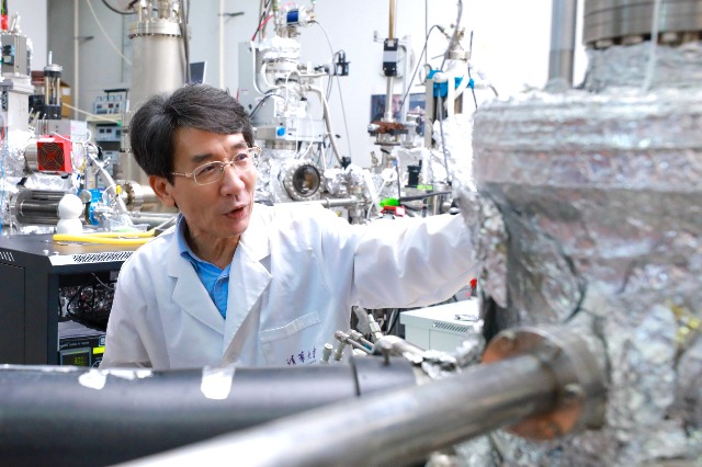 中國科學(xué)院院士、清華大學(xué)教授、南方科技大學(xué)校長薛其坤正在開展科學(xué)研究。（南方科技大學(xué)供圖）.jpg