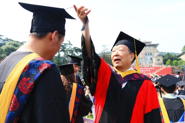2017年6月22日，李德仁參加武漢大學畢業(yè)典禮并為畢業(yè)生撥穗.jpg