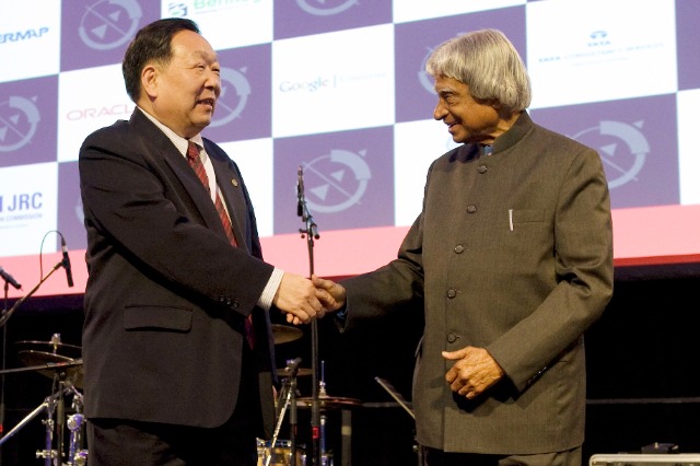 2012年4月14日，國際地球空間信息科學大會授予武漢大學“World Leadership”獎，李德仁接受頒獎嘉賓印度前總統(tǒng)頒獎.jpg