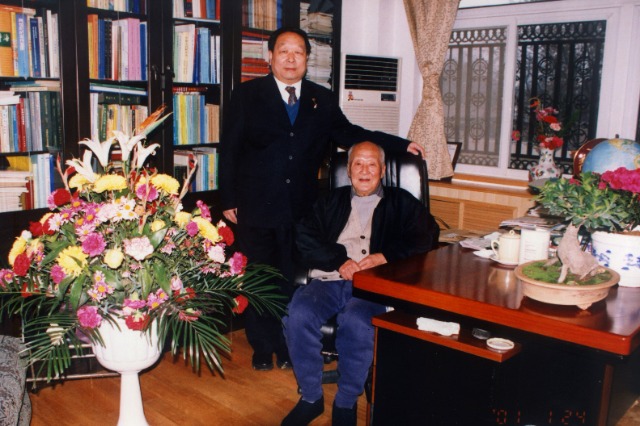 2001年2月，李德仁給導師王之卓拜年.jpg
